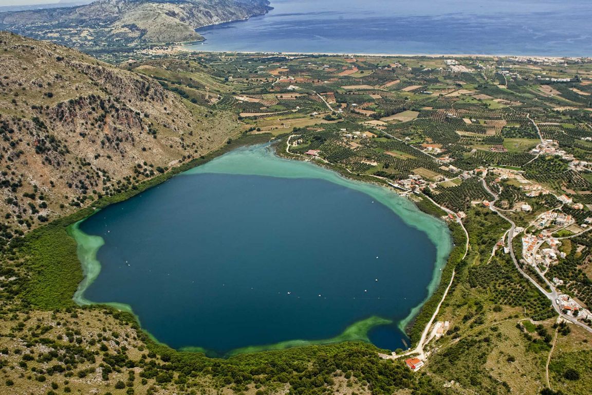 Kournas est un joli village traditionnel situé à 8 km de Georgioupoli et à environ 4 km du lac de Kournas.Si vous visitez le lac Kournas, cela vaut la peine de continuer votre route 15 minutes de plus le long de la route étroite qui monte vers Kournas.