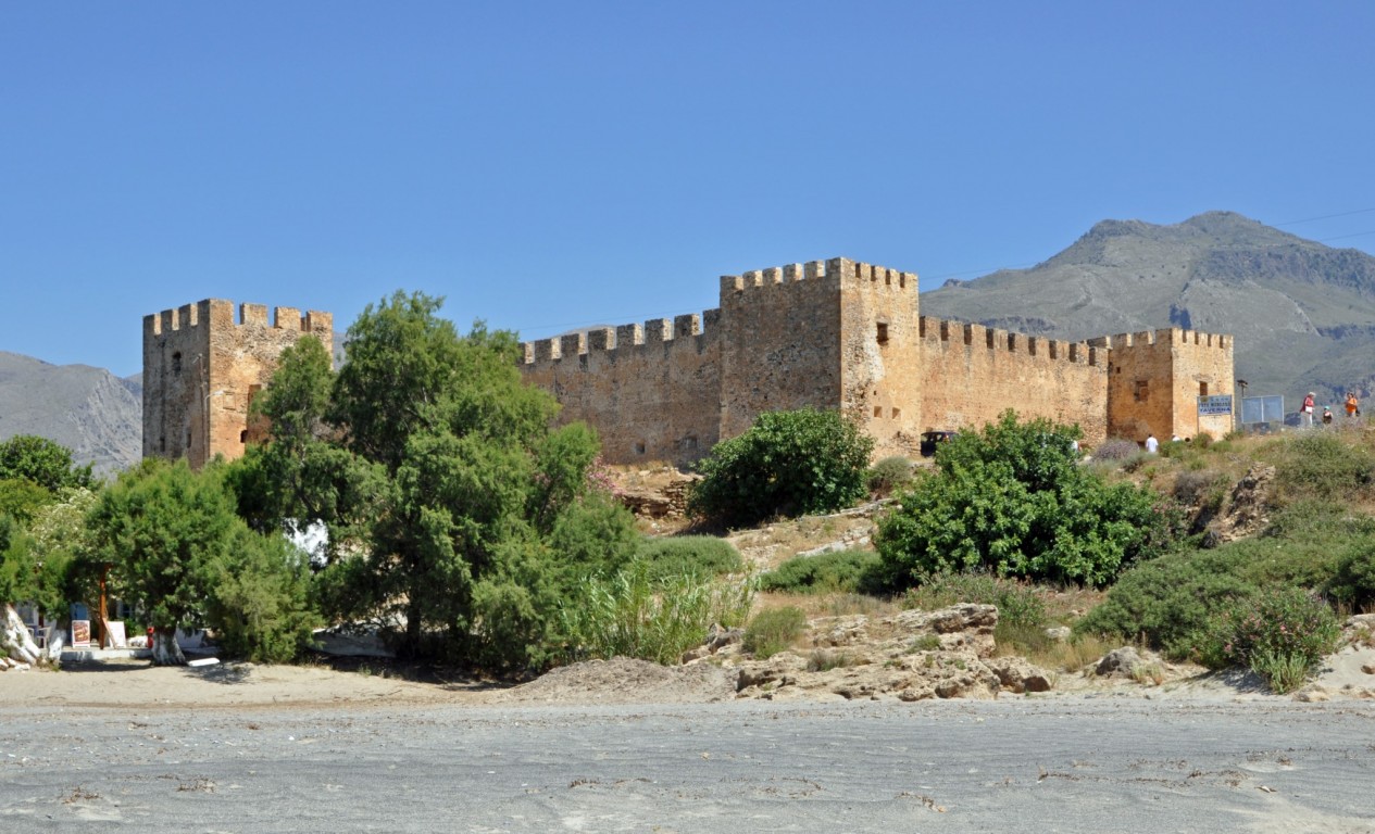 Frangokastello est l'une des plages les plus célèbres de Crète, célèbre pour son château vénitien local situé sur la magnifique plage et les fantômes légendaires de Drosoulites.